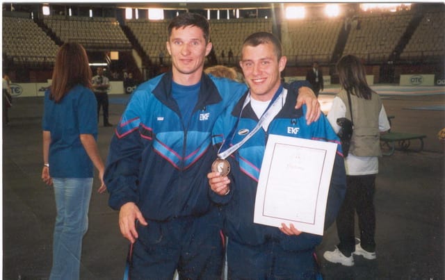 2001 год — Чемпионат Мира среди юниоров в Афинах. Бронзовый призёр Дмитрий Теплых с тренером Александром Зыковым.